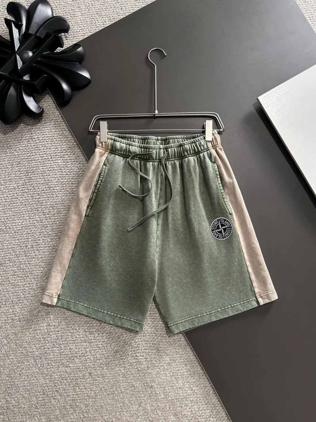 Next day shipment P300 High quality Stone lsland/Stone Island 2025 spring and summer new high-definition elastic band casual solid color loose shorts, made with machines imported from Italy. The hem of the trousers is stitched with two needles. The stitching is fine and firm. The fabric is customized at the counter and is highly breathable and comfortable. The details are impeccable. The brand element design concept reflects high quality. It feels delicate and soft! It presents a casual cut and the upper body shape is great! Size: S-XXL